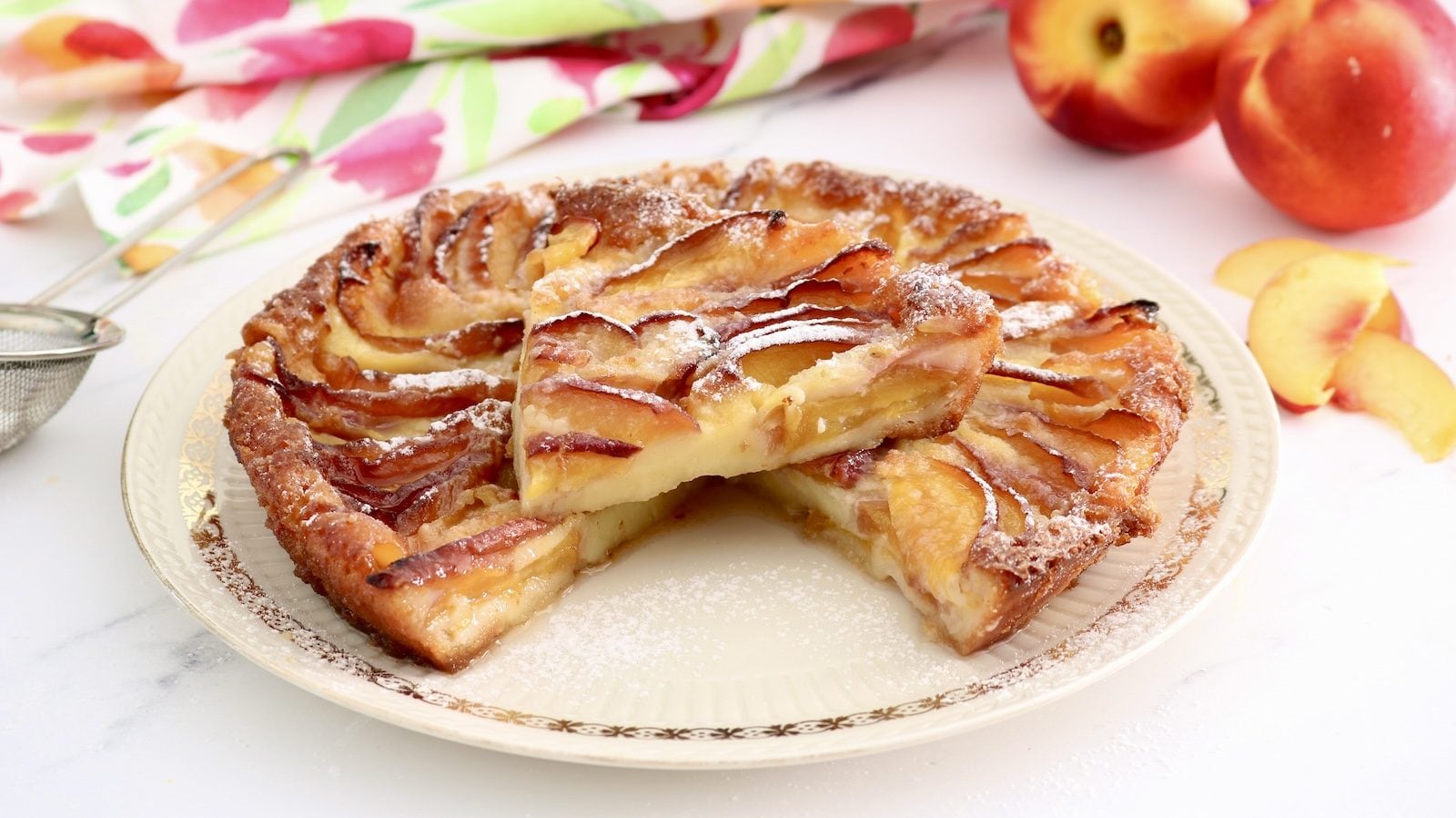 Clafoutis alle pesche: la ricetta del dolce morbido e profumato
