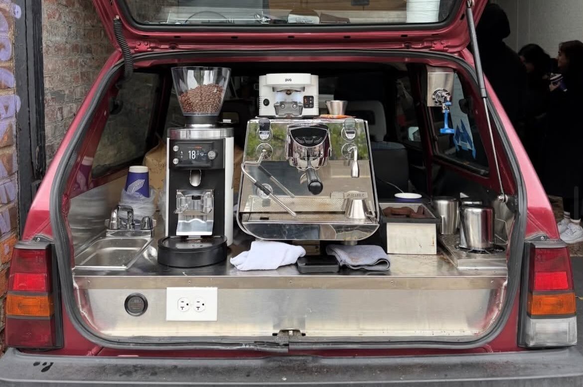 Un pezzo d'Italia nel cuore di Brooklyn: una Fiat Panda vende caffè dal bagagliaio