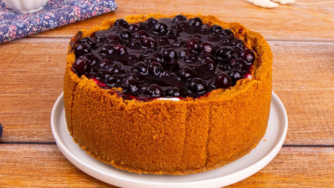 Cheesecake ai mirtilli: la ricetta del dessert estivo fresco con salsa ai mirtilli