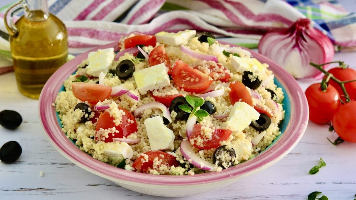 cous-cous-alla-greca-con-feta-olive-e-pomodorini
