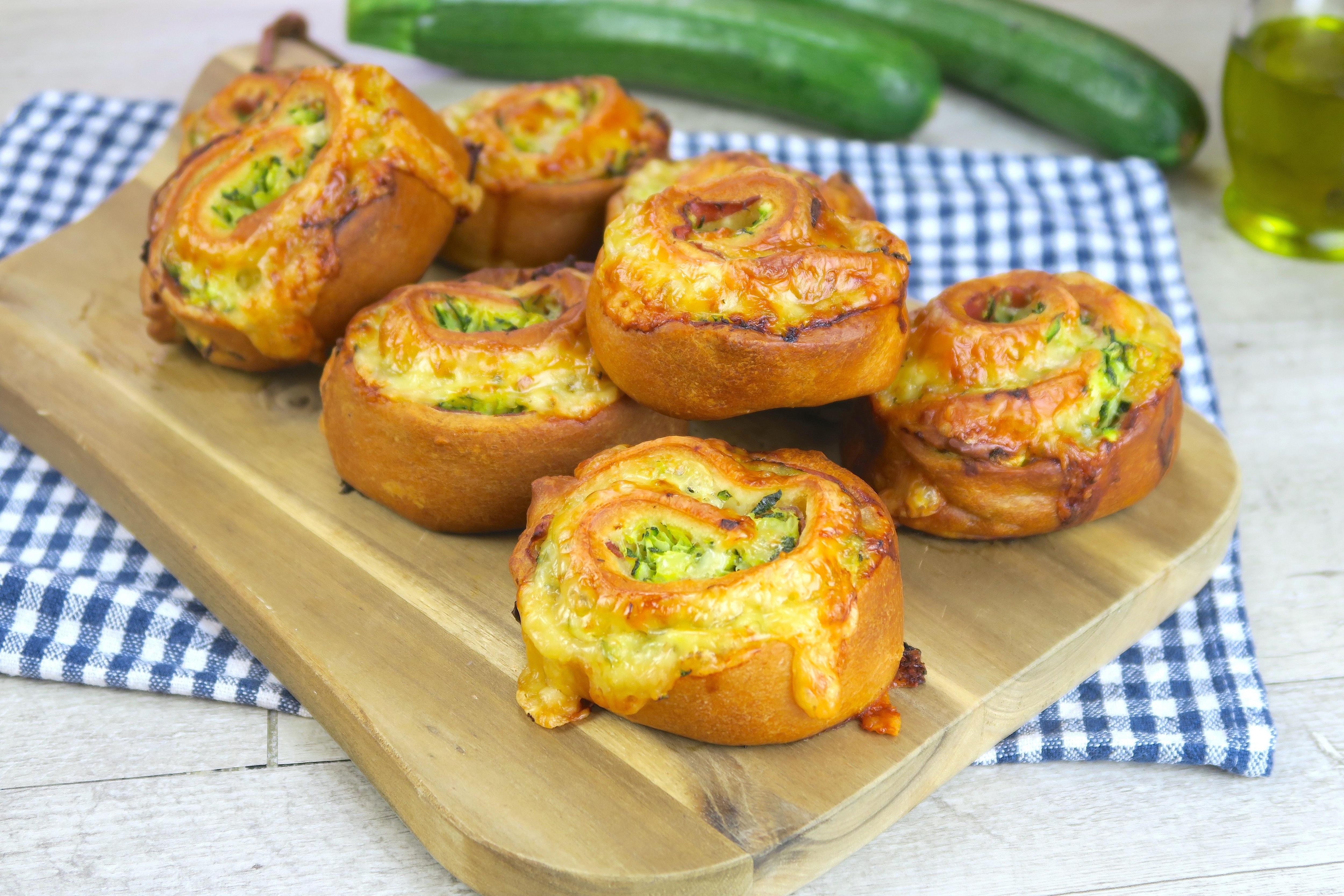 Girelle di zucchine: la ricetta dell'antipasto filante con formaggio e pancetta