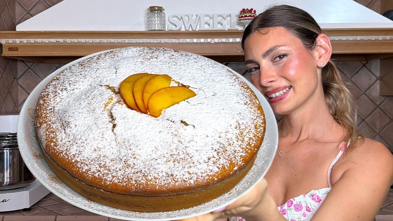Pan di pesche: la ricetta della torta soffice con pesche frullate