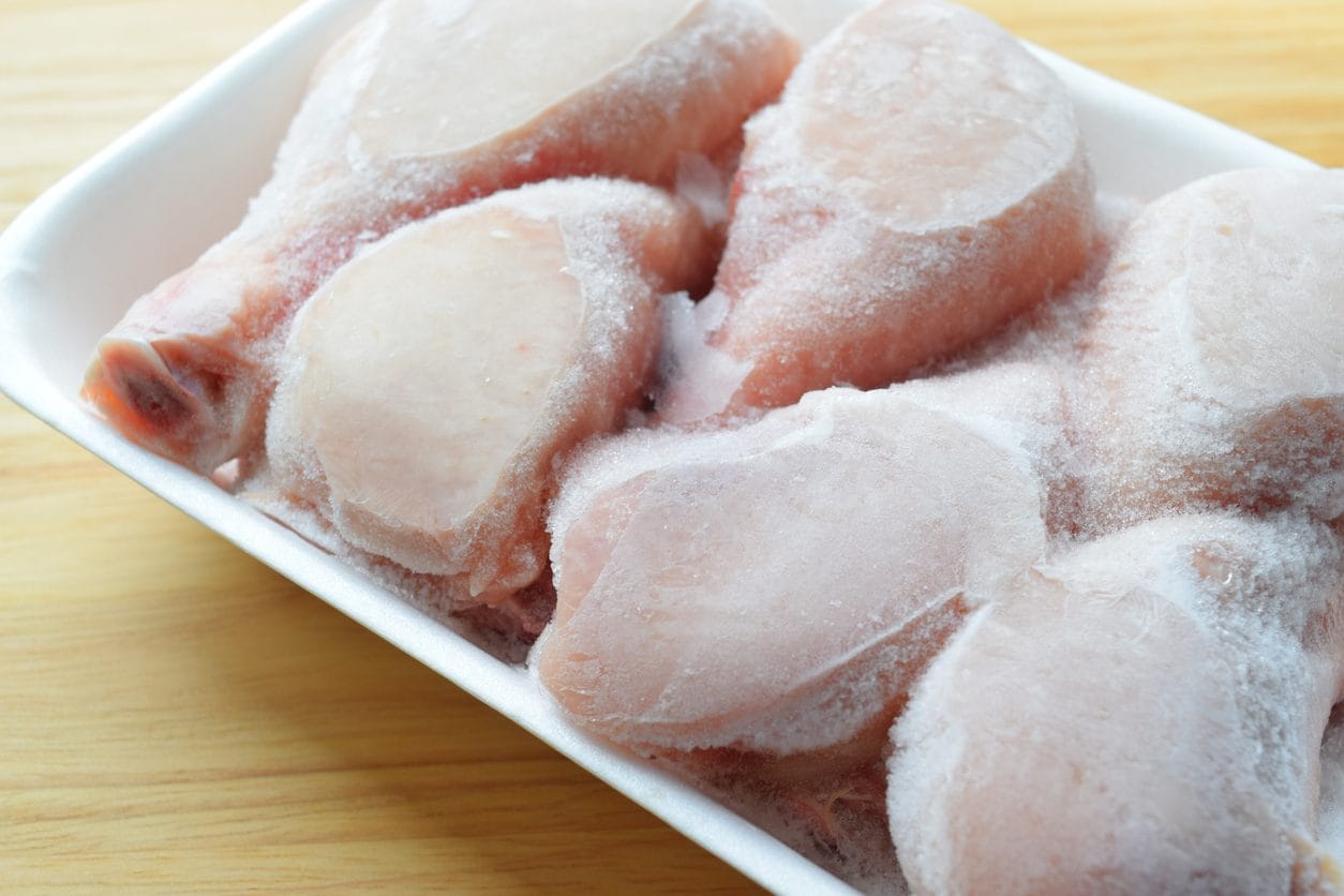 Come scongelare il pollo velocemente e in sicurezza: i metodi corretti e quelli da evitare