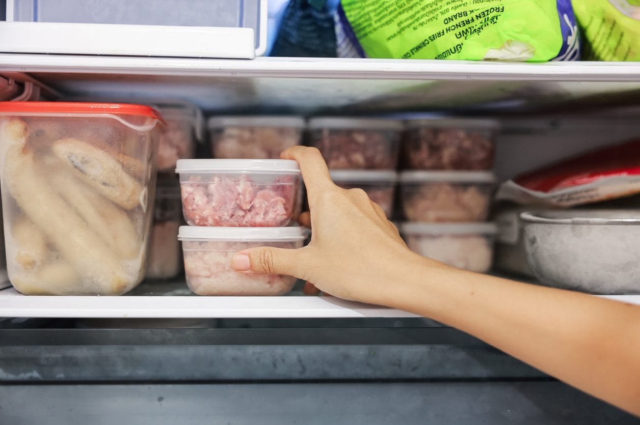 Si può congelare il cibo in scadenza? Cosa fare per non sprecare ed evitare intossicazioni
