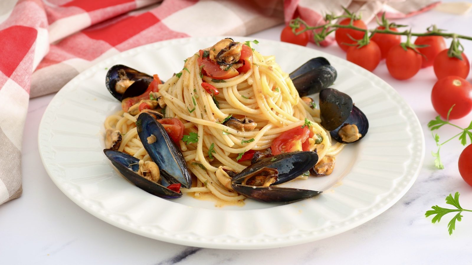 Spaghetti con le cozze di Cannavacciuolo: la ricetta dello chef per prepararli alla perfezione