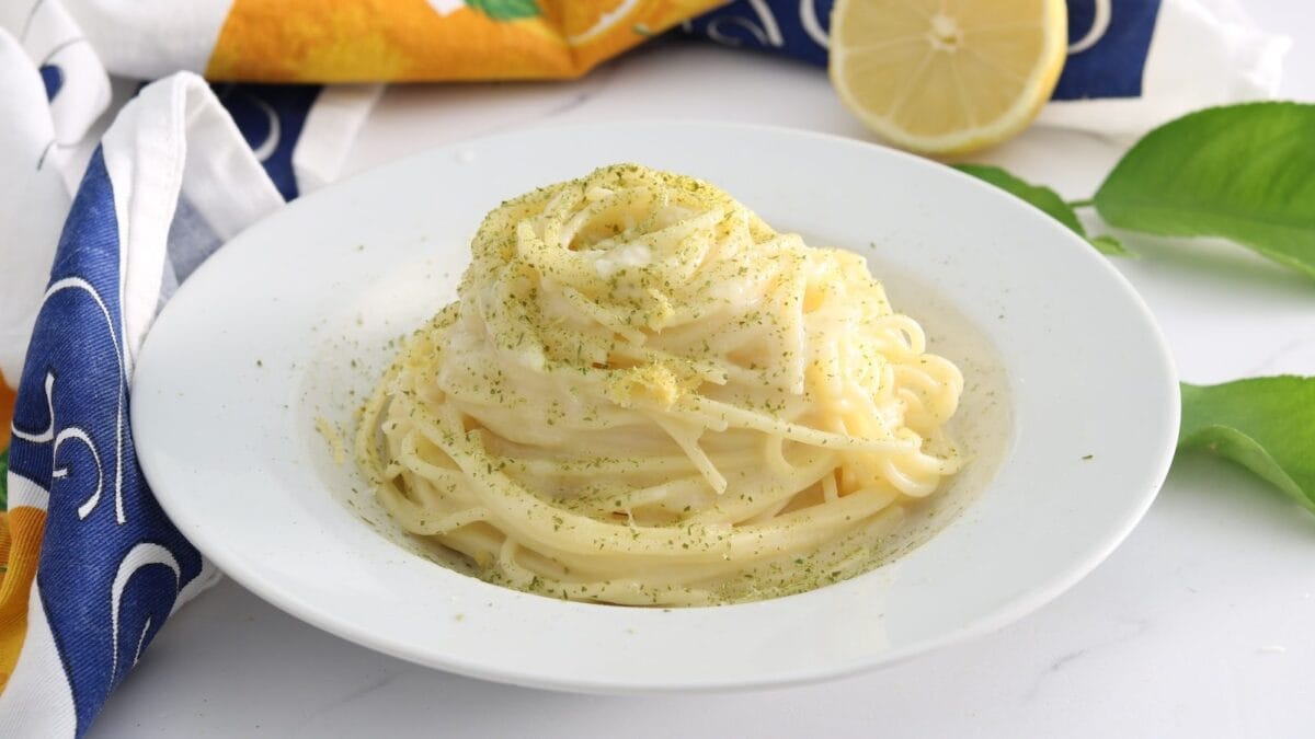 spaghettini-allacqua-di-limone-e-provolone-del-monaco-di-peppe-guida-spaghettini-coperti-di-acqua