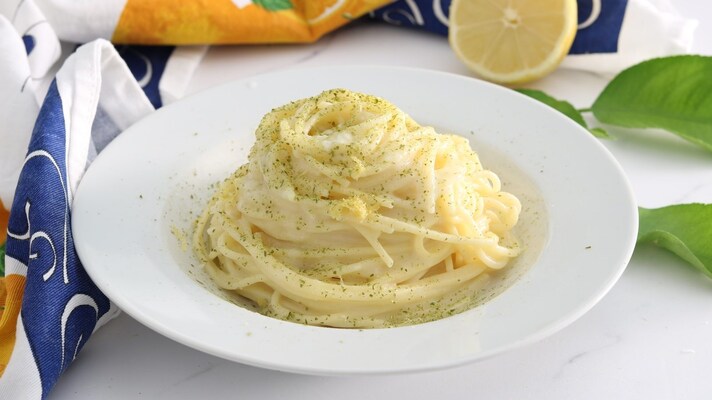 spaghettini-allacqua-di-limone-e-provolone-del-monaco-di-peppe-guida-spaghettini-coperti-di-acqua
