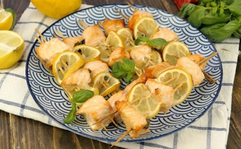 Spiedini di salmone: la ricetta del secondo di pesce semplice e gustoso