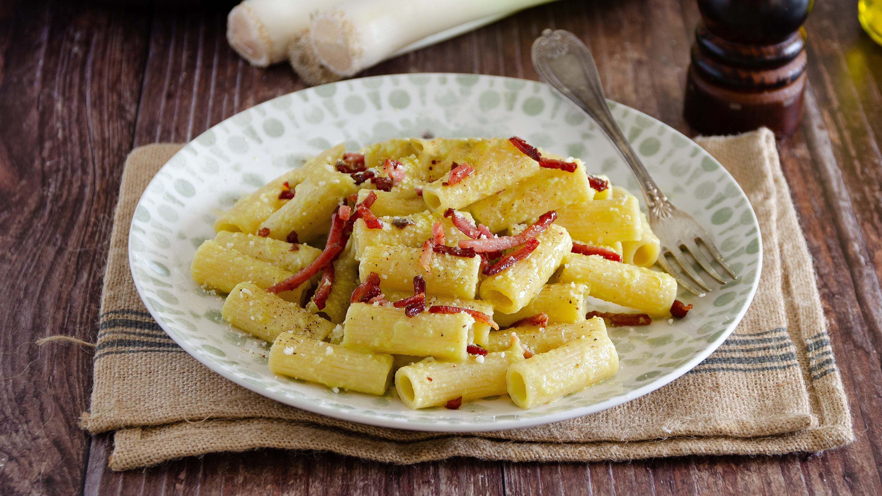 Pasta porri e speck: la ricetta del primo piatto veloce e cremoso