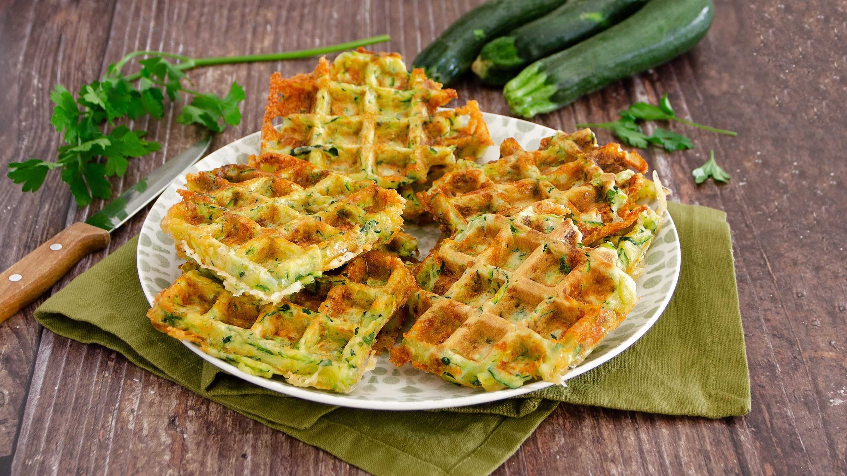 Waffle salati alle zucchine: la ricetta facile e veloce con formaggio a pasta filata