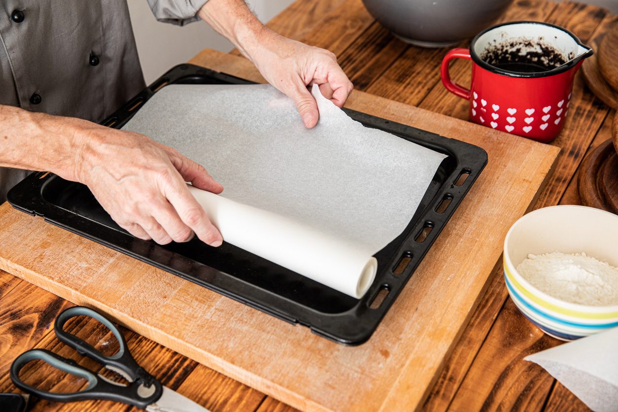 Dove va buttata la carta forno? Tutti le risposte ai dubbi più comuni