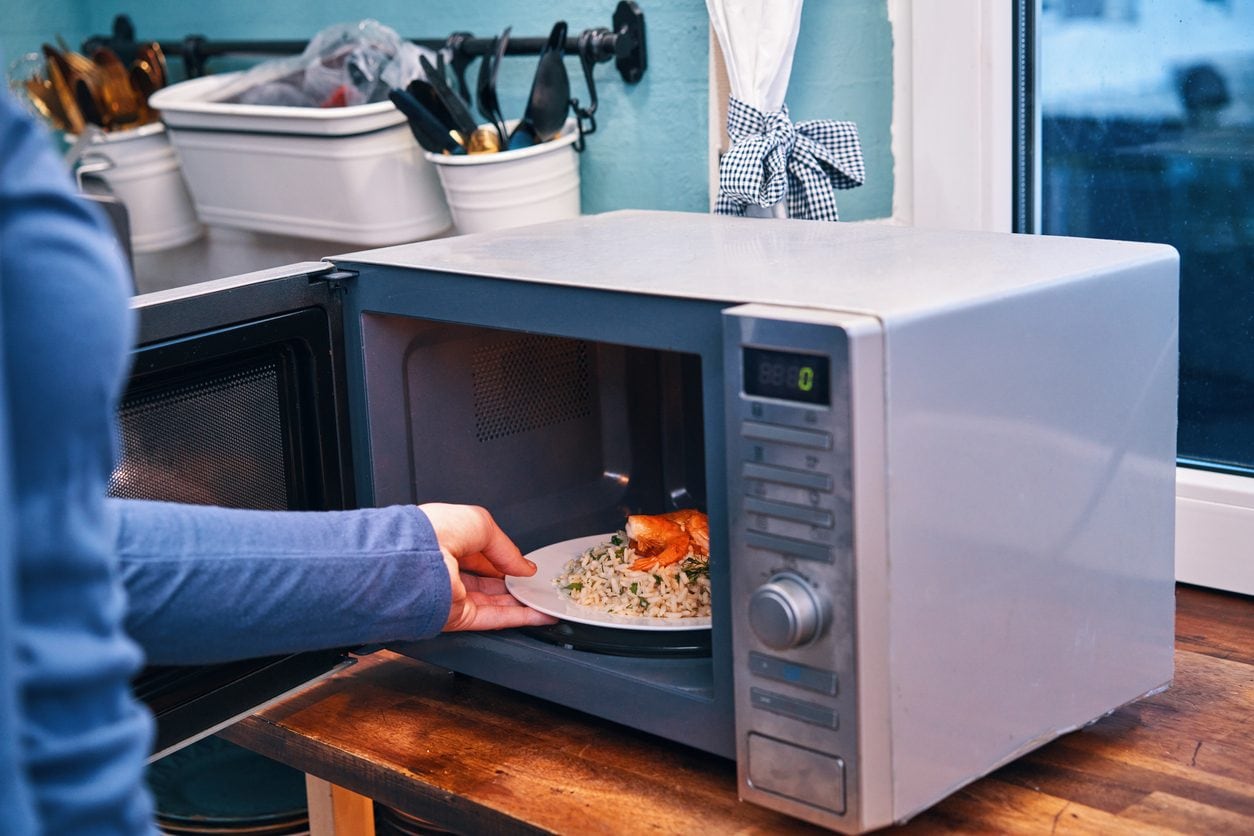 Come riscaldare il pranzo in microonde senza farlo asciugare: il trucco da conoscere