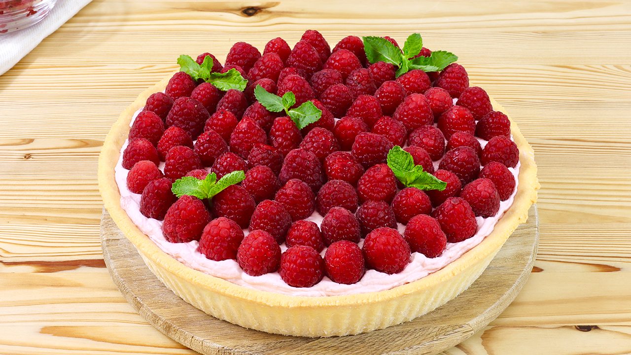 Crostata ai lamponi: la ricetta con crema al mascarpone e lamponi freschi