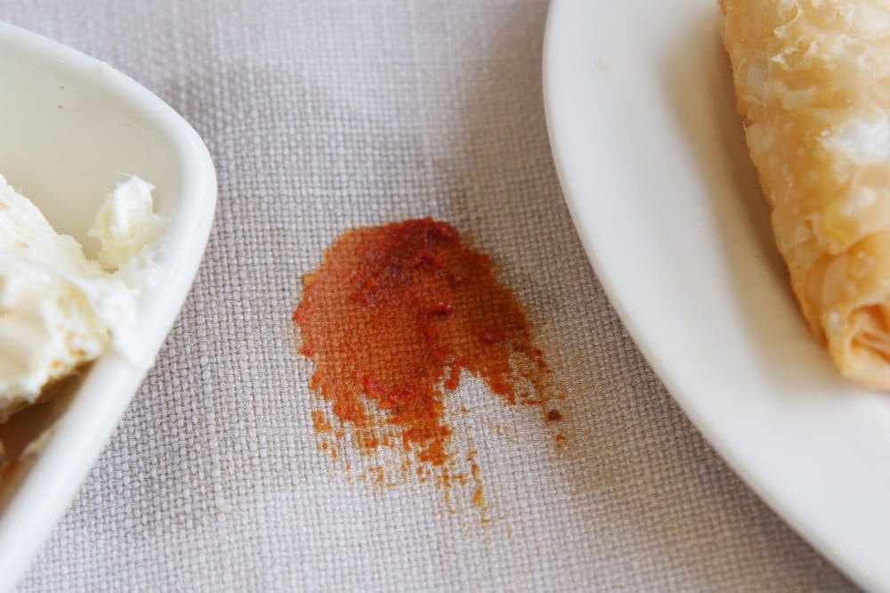 Macchie di sugo sulla tovaglia bianca: come eliminarle senza rovinarla
