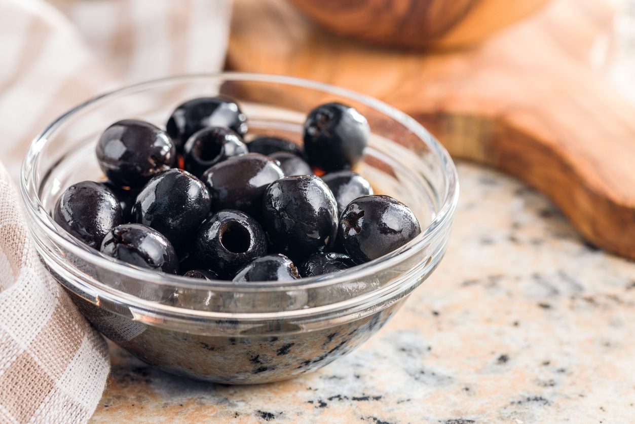 Le olive troppo nere non sono naturali, ma colorate: cosa succede prima di arrivare in tavola