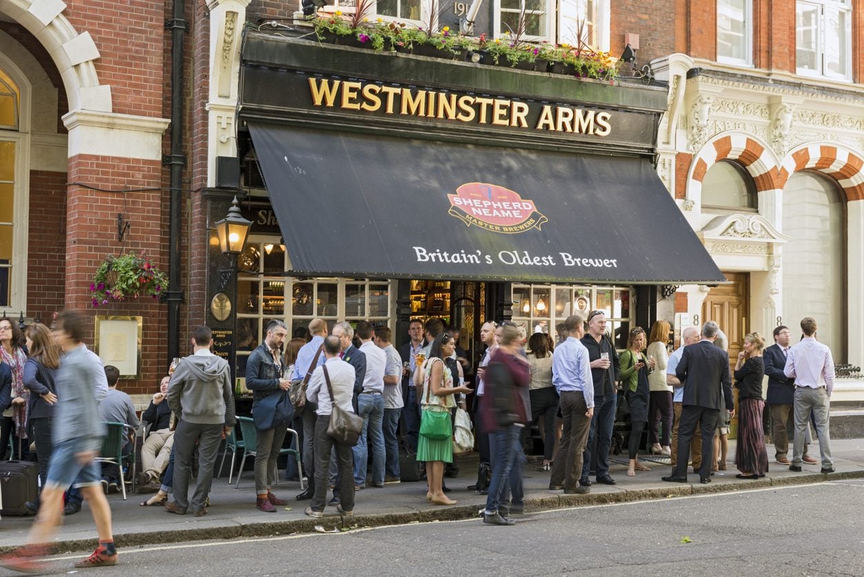 A Londra si vuole limitare il consumo di birra in piedi nei pub: la proposta fa discutere