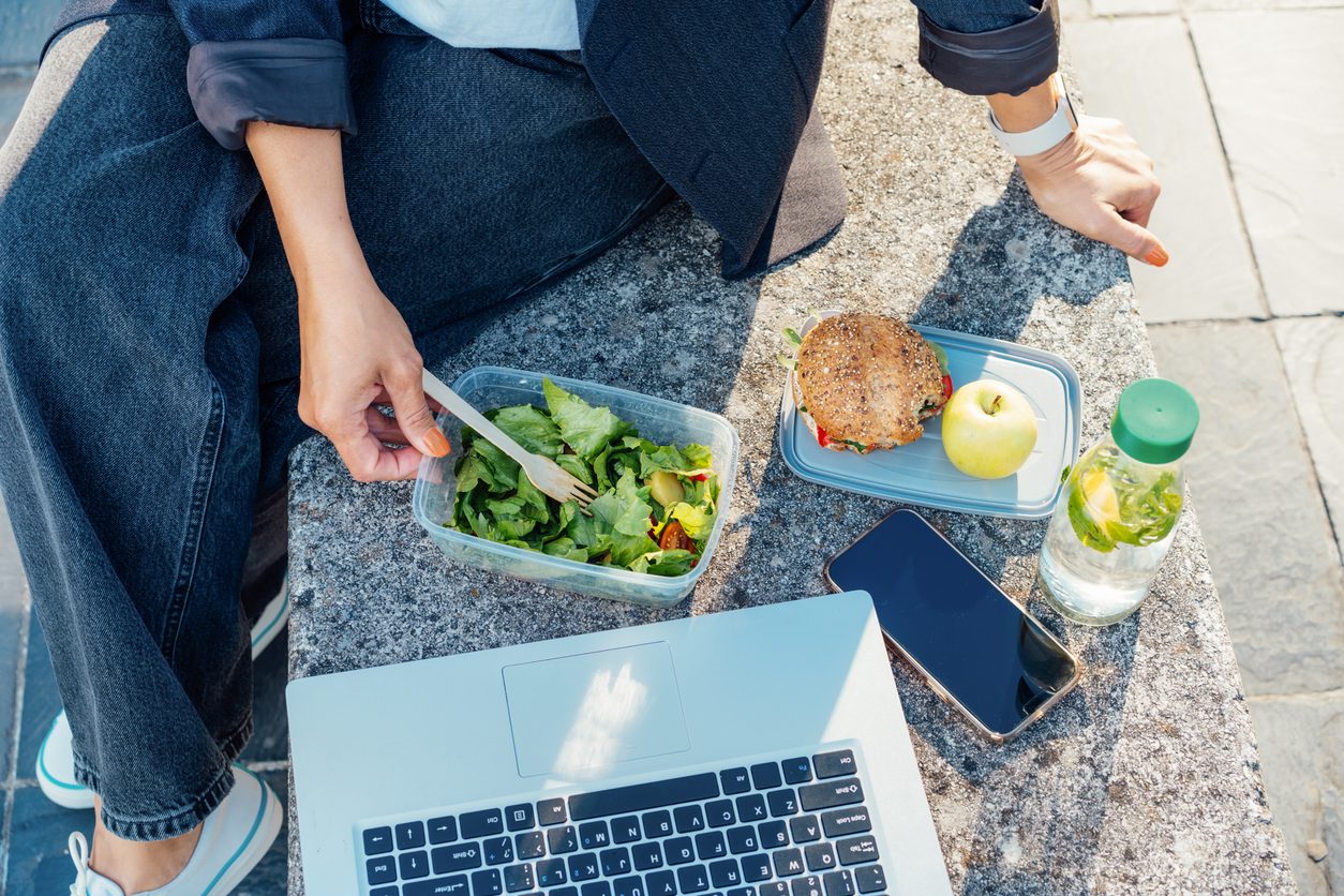 Pausa pranzo in ufficio: ecco perché non dovresti mangiare alla scrivania