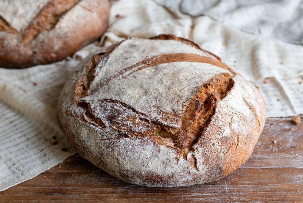 Perché si baciava il pane prima di mangiarlo o buttarlo?