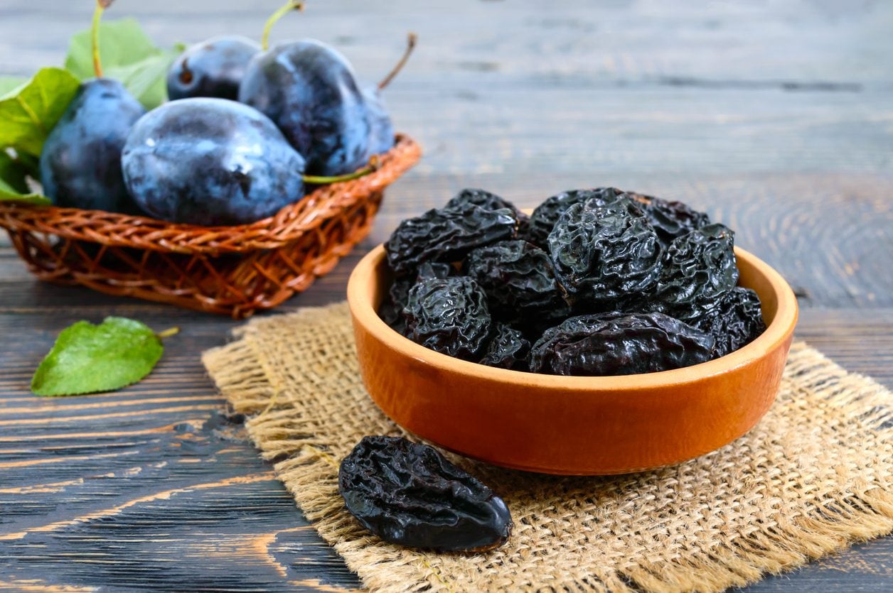Prugne: proprietà e benefici delle prugne secche e fresche spiegati dall’esperto