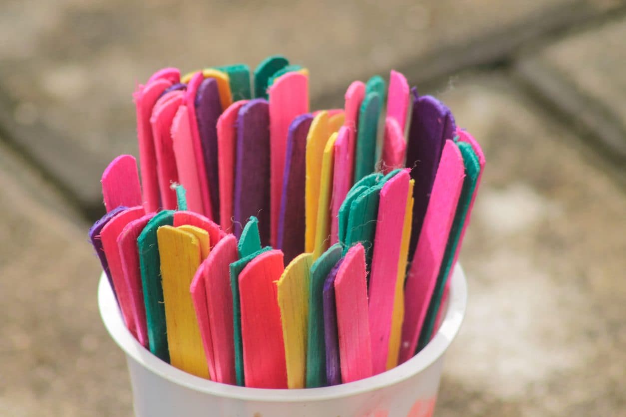 Come riciclare i bastoncini dei gelati: il metodo creativo e anti spreco