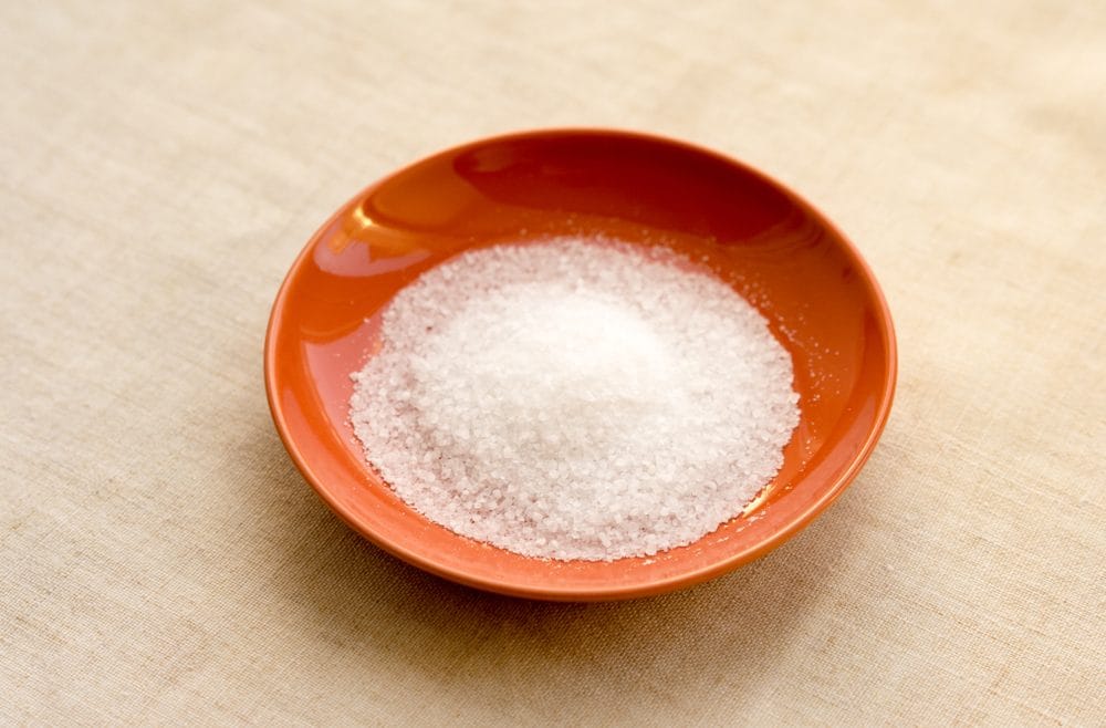 Mettere il sale grosso in frigo: ecco a cosa serve e quando usarlo
