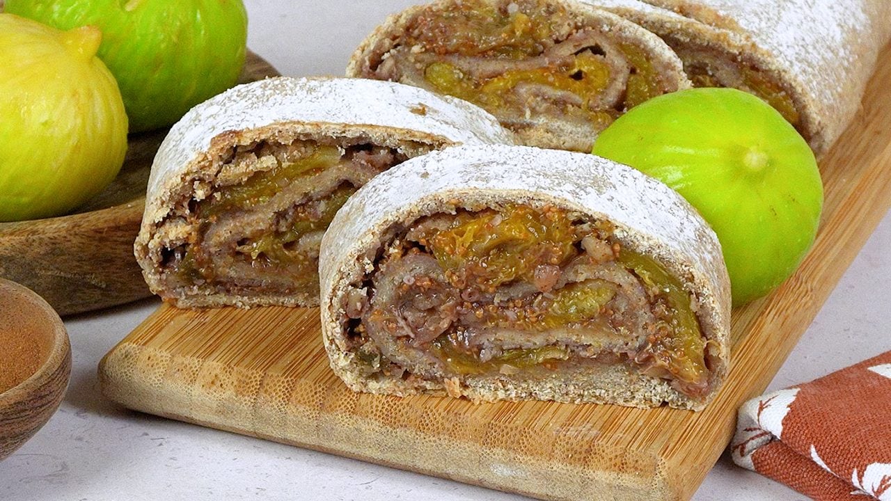 Strudel di fichi: la ricetta della variante estiva con fichi freschi, biscotti e frutta secca