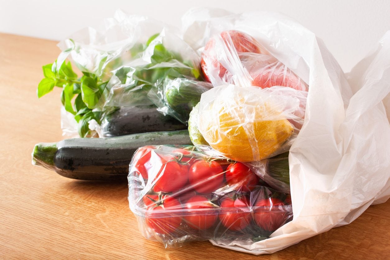 Togli la verdura dai sacchetti prima di metterla in frigo? L’errore che può farla durare meno