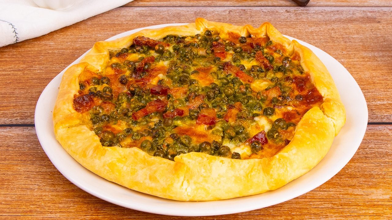 Torta salata piselli e pancetta: la ricetta del rustico versatile, veloce e sfizioso