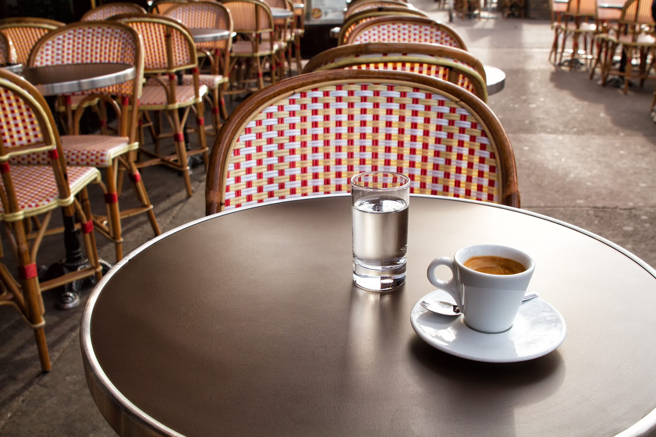 Bicchiere d'acqua con il caffè: meglio berlo prima o dopo? La risposta dell'esperto