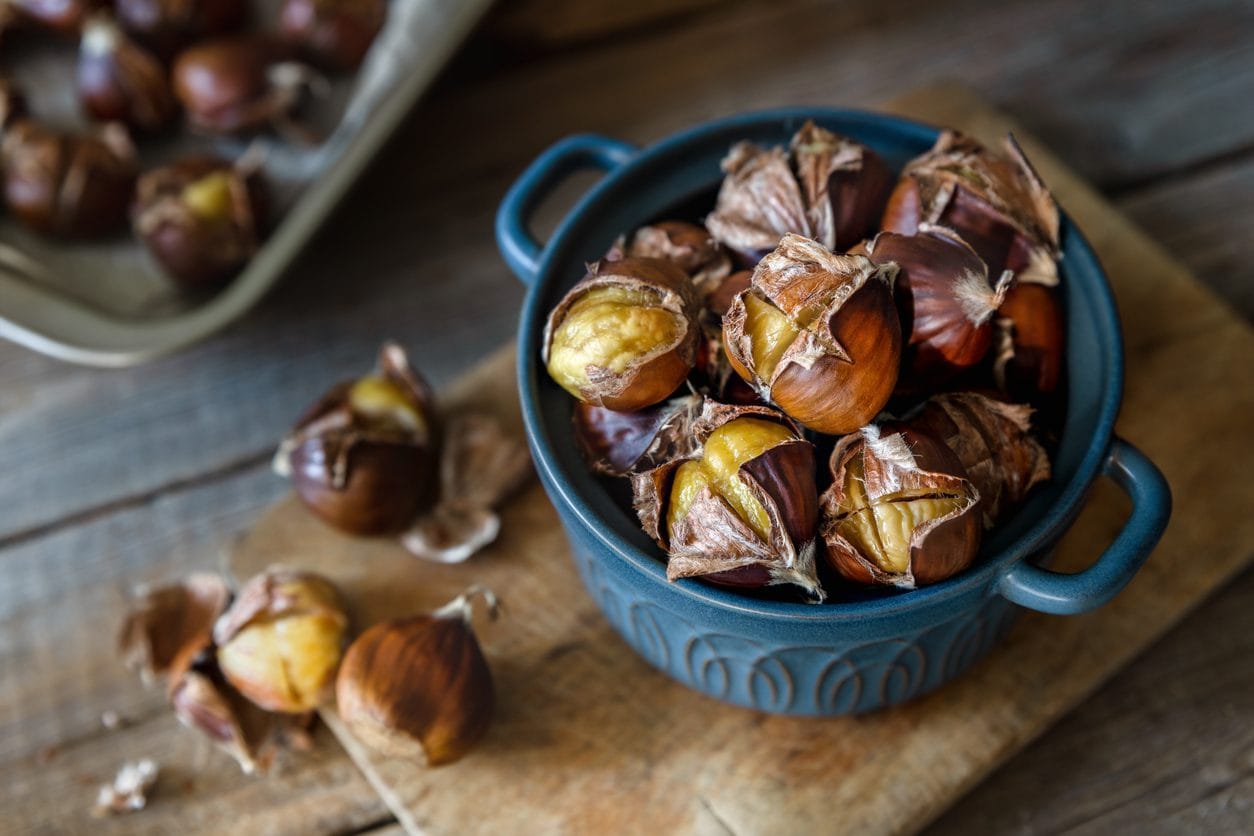 Perché le castagne non si aprono dopo la cottura? Gli errori che rendono difficile sbucciarle
