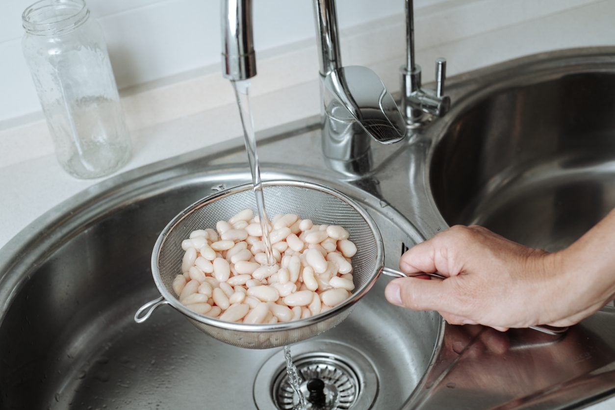 I legumi in scatola vanno sciacquati prima di mangiarli? Ecco cosa sapere