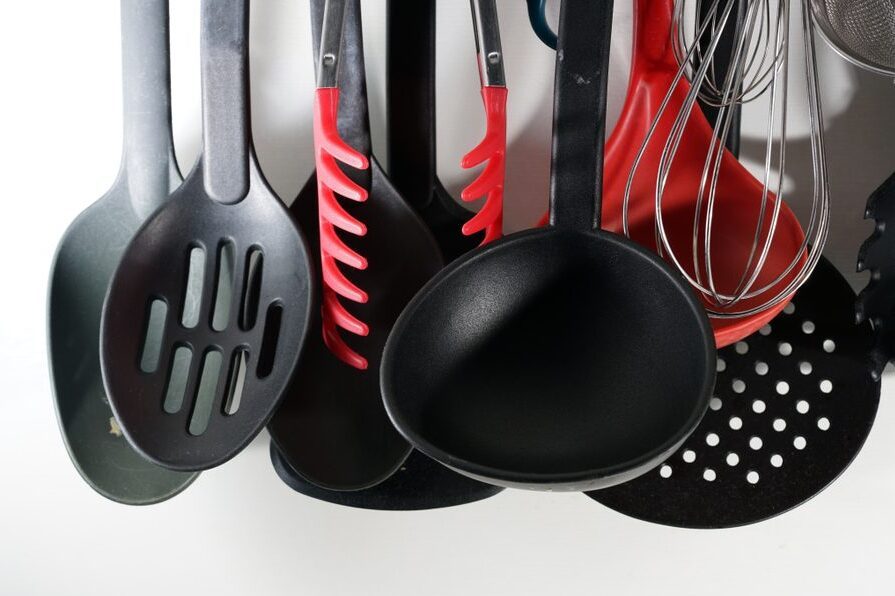 Utensili da cucina in plastica nera, sono pericolosi? Ecco la verità su rischi e salute