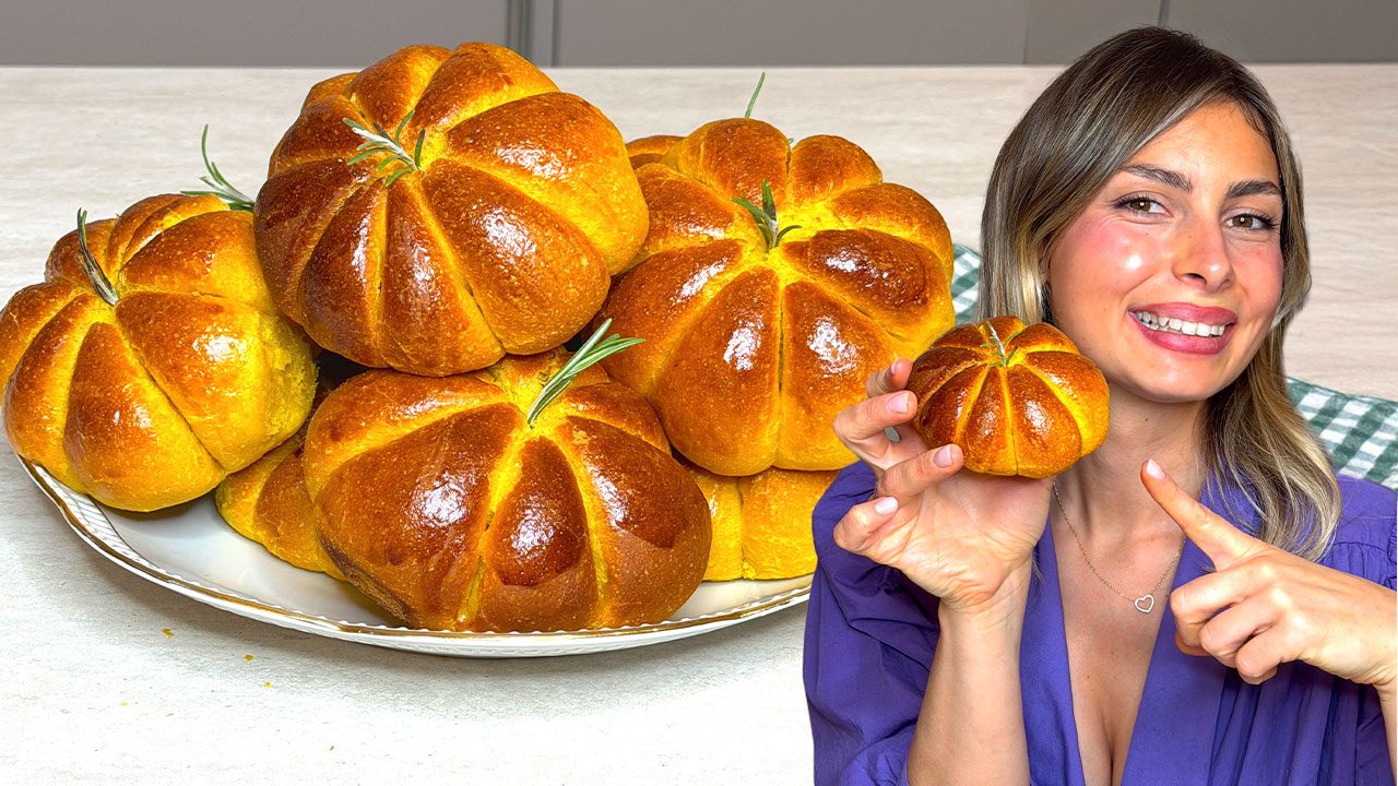 Panini soffici alla zucca: la ricetta dei panini salati a base di polpa di zucca morbidi e saporiti