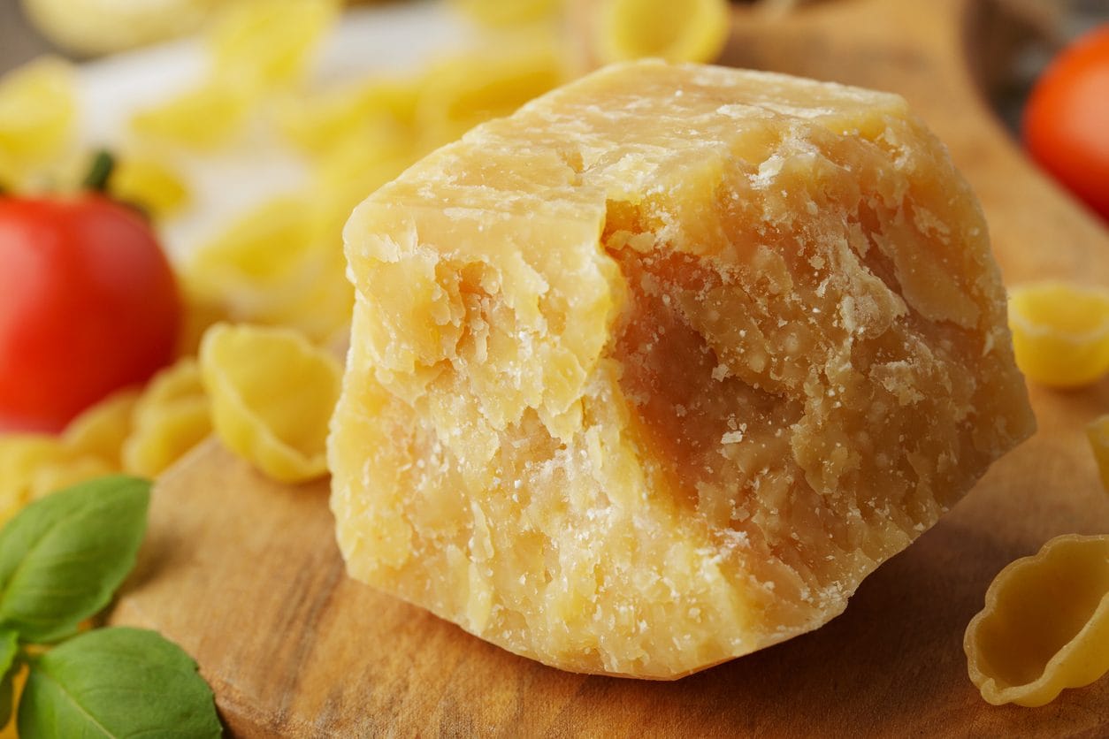 Puntini bianchi sui formaggi stagionati: ecco cosa sono davvero