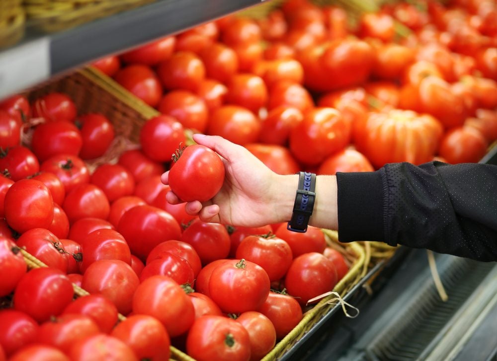 Salmonella nei pomodori, stop nelle mense in Puglia: cosa sappiamo e quali sono i rischi
