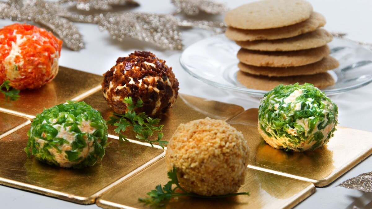 traditional christmas cheese ball