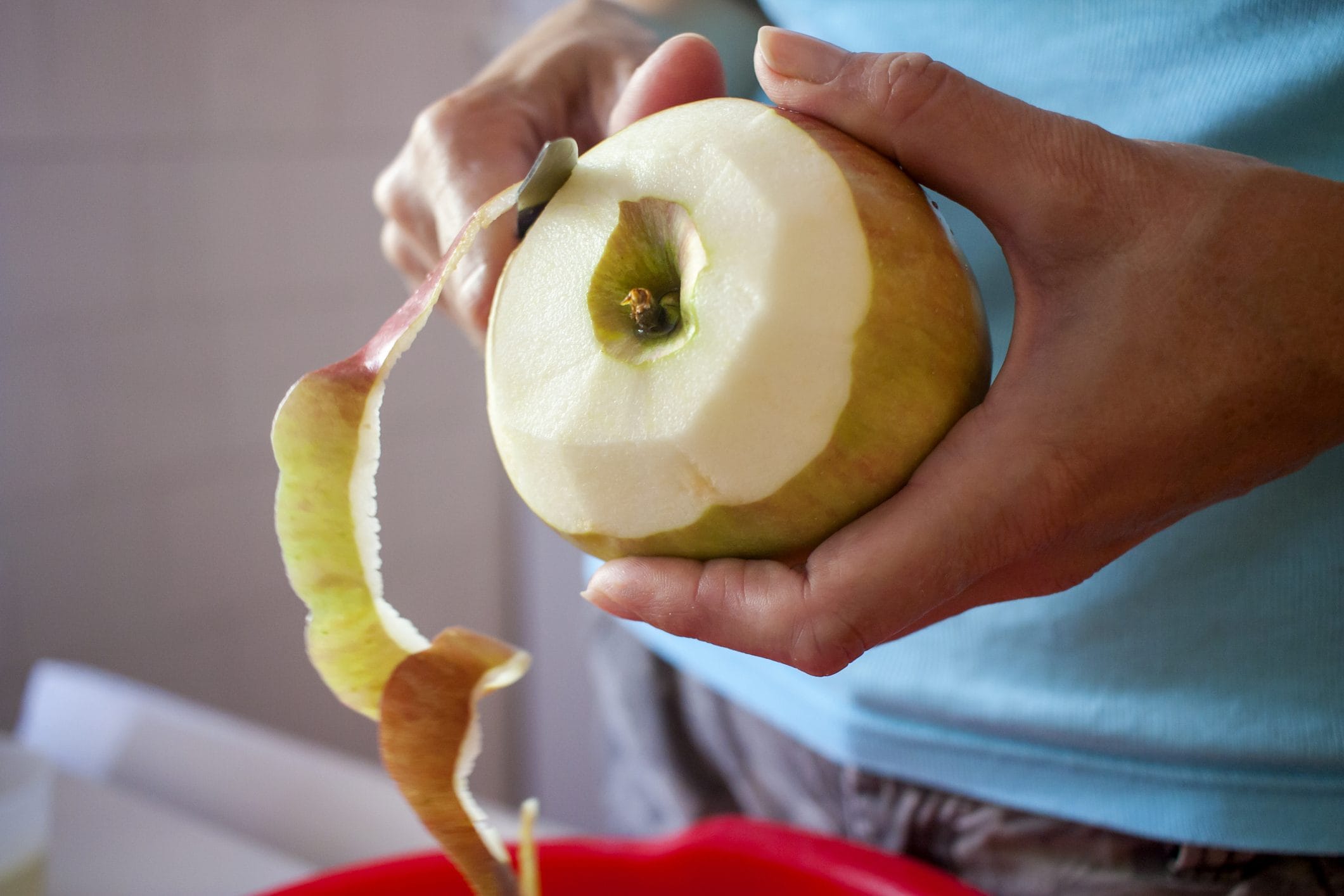 Едят ли кожуру. Peel яблоко. Кожура от яблока. Чистка кожуры яблок. Очищенное яблоко.