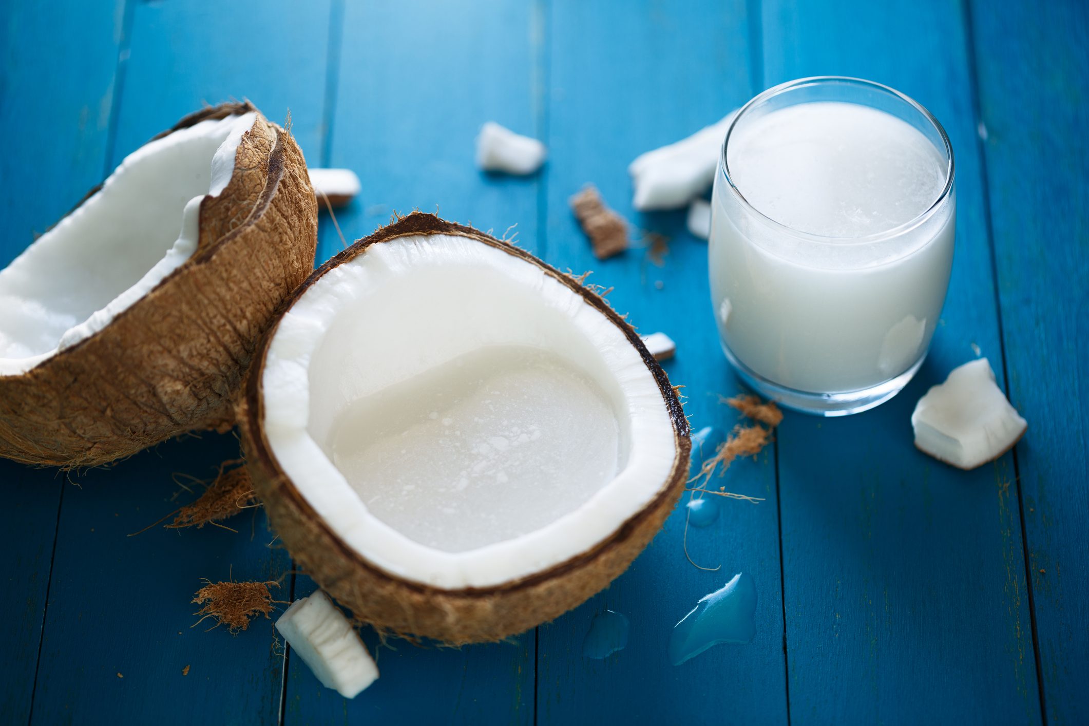 Coconut milk. Кокосовое молоко. Кокос молоко. Кокосовое молоко в кокосе. Кокос изнутри.