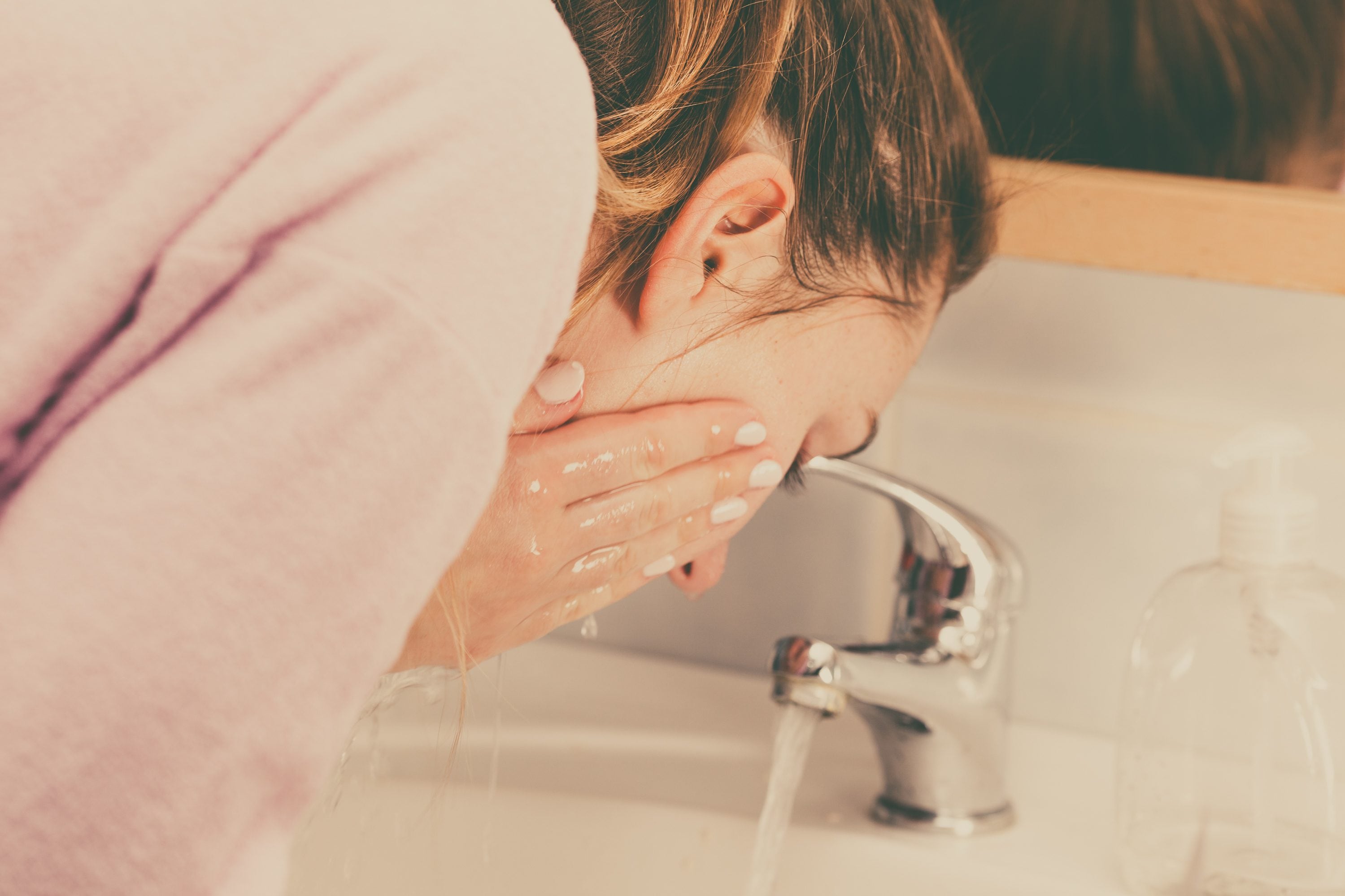 She washes. Подросток умывается. Человек умывается. Утреннее умывание. Девушка в ванной умывается.