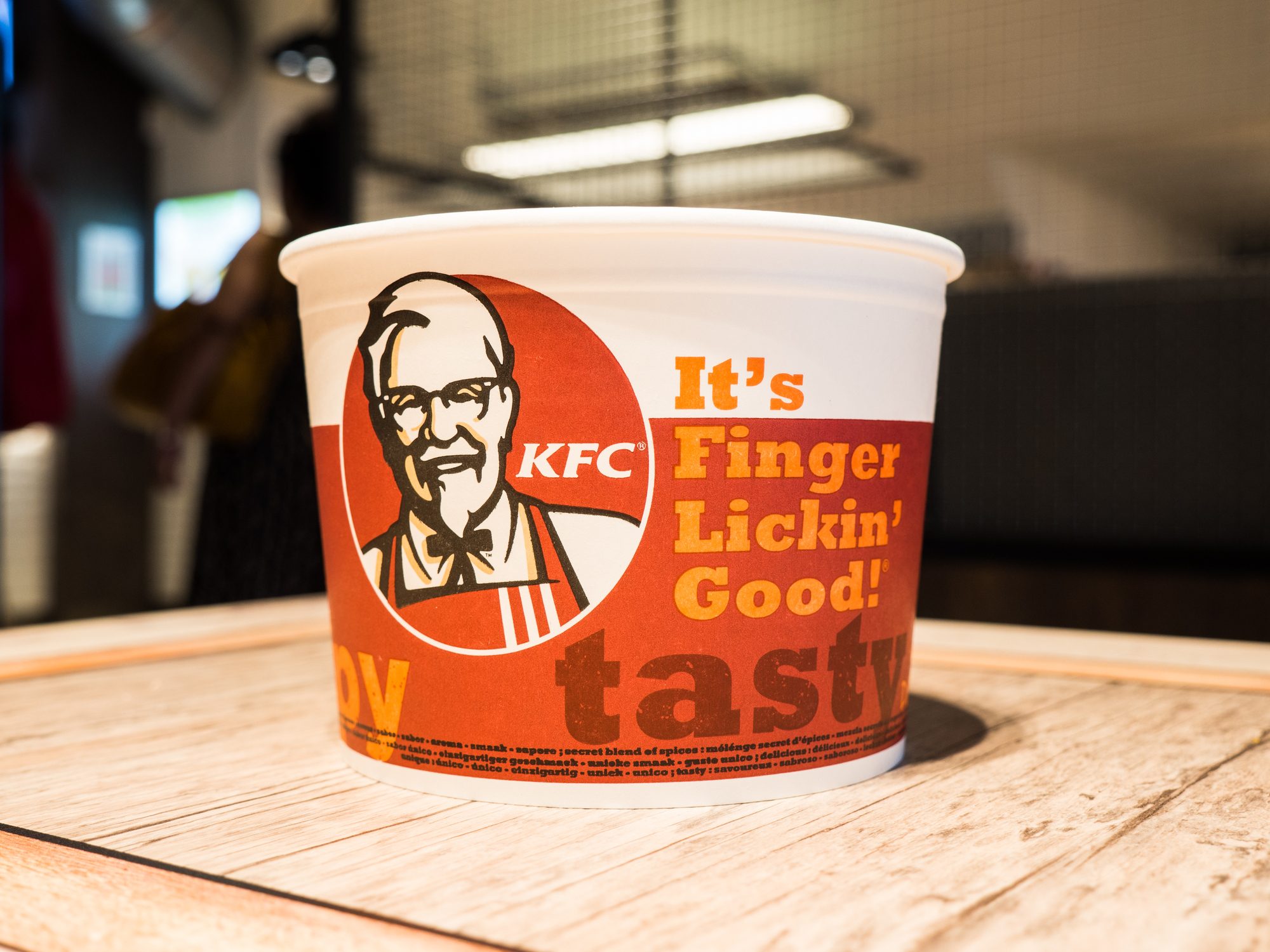 KFC слоган. Finger Lickin good слоган. Так вкусно что пальчики оближешь слоган компании.