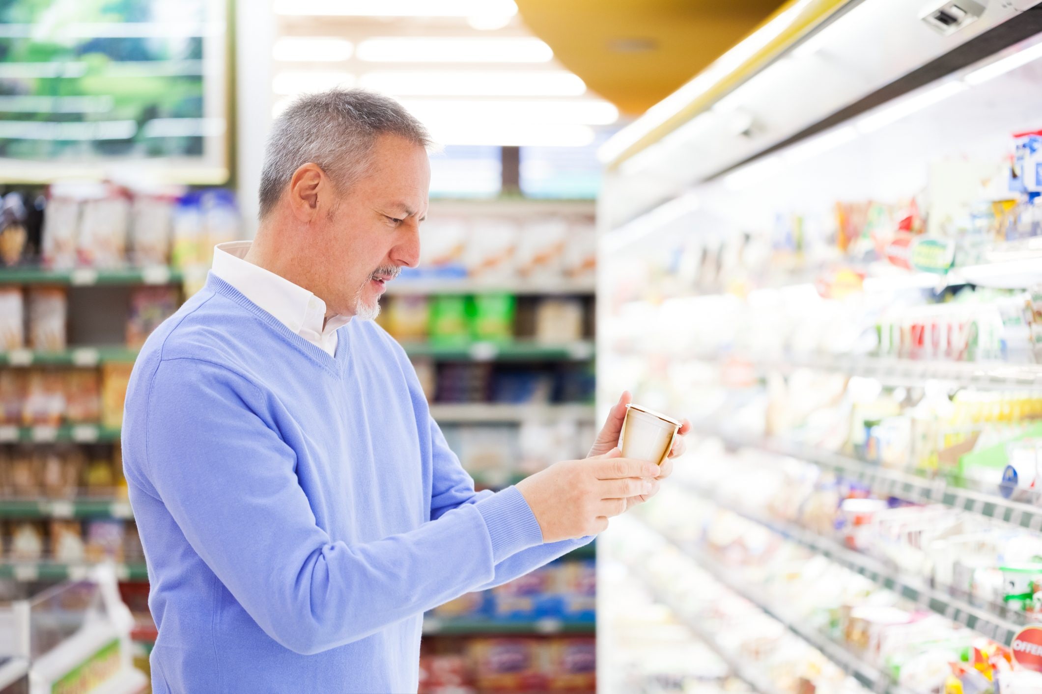 Активная торговля. Покупатель в продуктовом магазине. Супермаркет Сток. Супермаркет Сток фото. Market researchers люди.