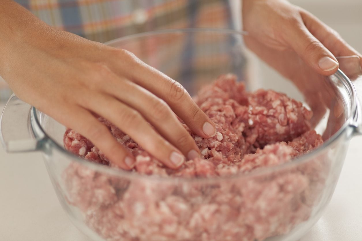 Мороже ое мясо. Женщина готовит мясо. Женщина приготовила мясо. Minced meat Packaging. Как перетереть мясо в пасту.