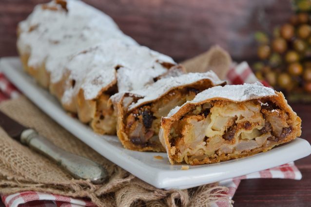 Strudel dough: the step by step recipe for strudel and savory pies