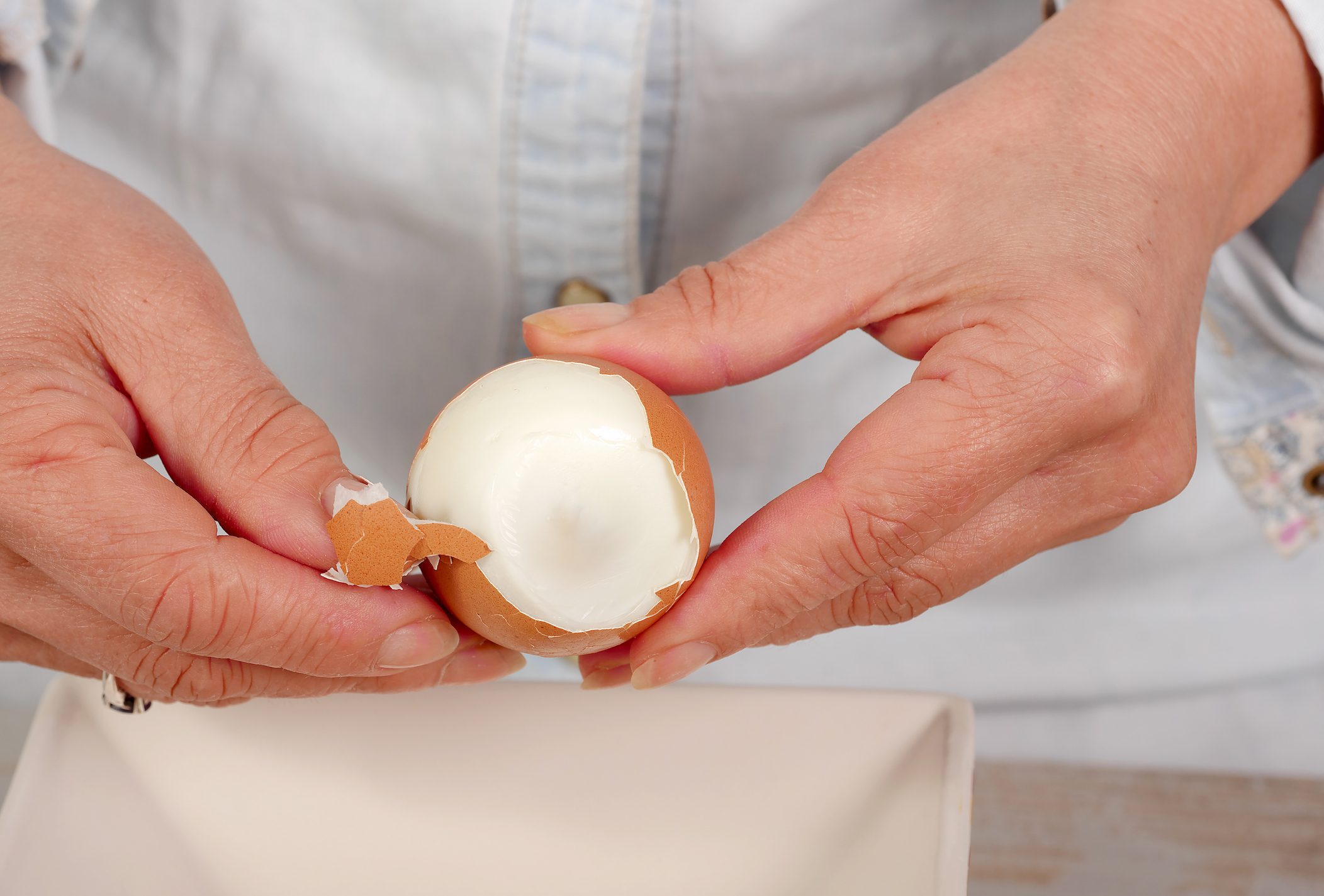 5 Quintessential Ways To Peel Eggs Perfectly — These Work Every Time!