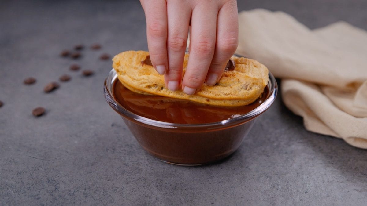 Easy Chocolate Éclairs Recipe: Quick, Delicious, and Irresistible French  Pastry, image size:1200x675