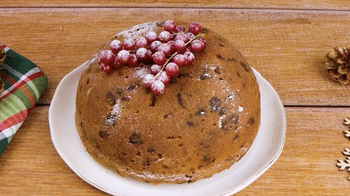 https://staticcookist.akamaized.net/wp-content/uploads/sites/22/2025/12/christmas-pudding-8-1200x675.jpg